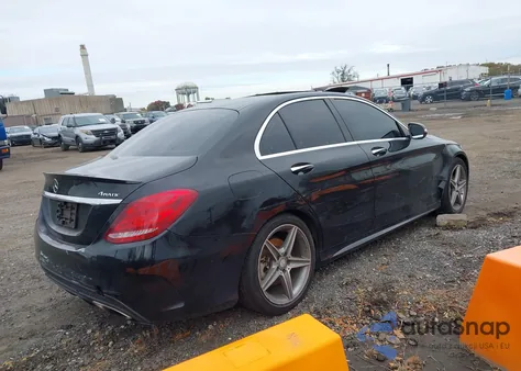 2015 Mercedes-Benz C 300 Sport 4Matic z USA, uszkodzony, nr VIN 55SWF4KB9FU071432